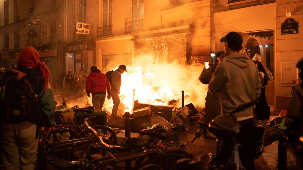 En fin de manifestations, de nombreuses rues étaient le théâtre d'incendies. (Photo by/AFP)