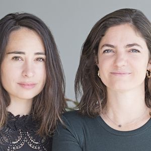 Elsa Mari (à gauche) et Ariane Riou (à droite), autrices du livre « Génération bistouri, enquête sur les ravages de la chirurgie esthétique chez les jeunes »