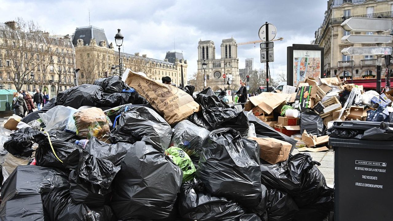 In Paris, the garbage collectors’ strike continues