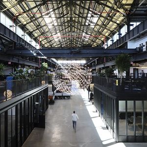 À Brooklyn Navy Yard, l'ancien chantier naval de la Marine ,un hangar de 7.800 m2 abrite aujourd'hui l'accélérateur de start-up industrielles Newlab.
