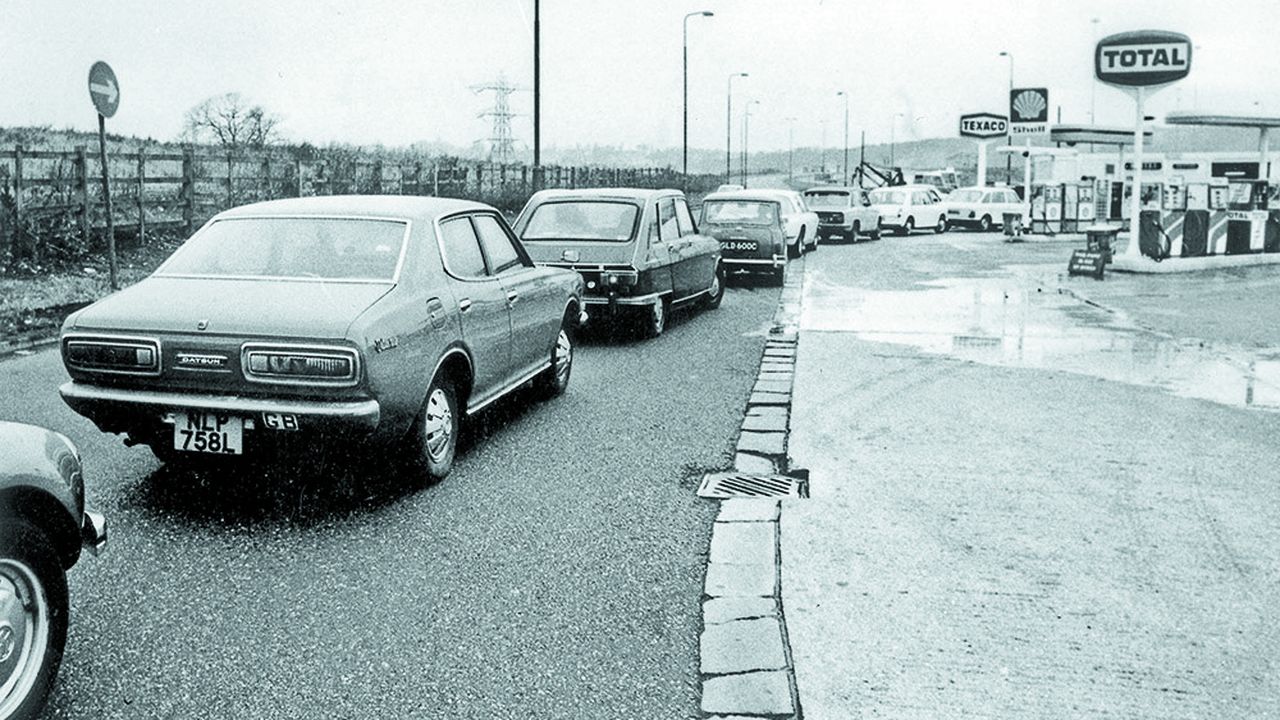 En pleine crise pétrolière, les voitures font la queue pour de l'essence à Hendron en Angleterre, le 27 décembre 1973.