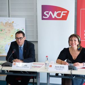 Philippe Bru, directeur régional SNCF Voyageurs Occitanie, et Carole Delga, présidente de la Région Occitanie, lors d'une conférence de presse organisée le 22 mars.