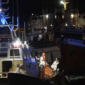 Un navire de secours aux migrants dans le port de Crotone, en Italie.