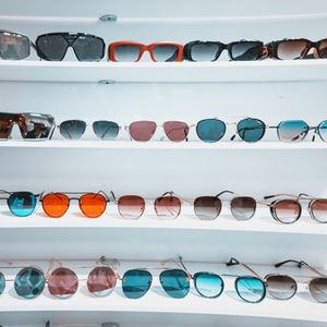 Kering conçoit, développe et distribue un portefeuille de 17 marques de lunettes de luxe.