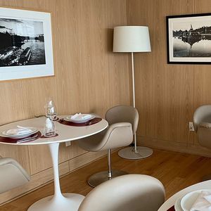 Dans les Salons de La Première, des photogrpahies de Karl Lagerfeld habillent les murs.