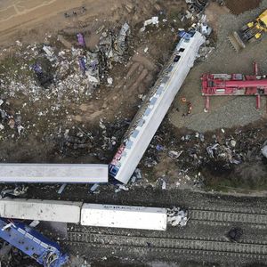 Le 28 février au soir, dans la vallée de Tempé, l'Intercity 62 entre en collision frontale avec un train de marchandises qui circulait en sens inverse. L'accident fait 57 morts et d'innombrables blessés.