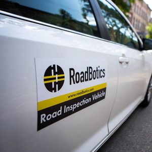 Le logiciel de Roadbotics, une société achetée par Michelin, cartographie les imperfections de la route à partir d'un simple smartphone.