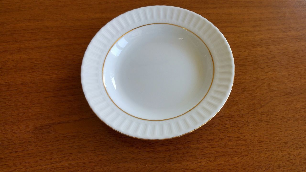 porcelain-plate-1227008_1920.jpg