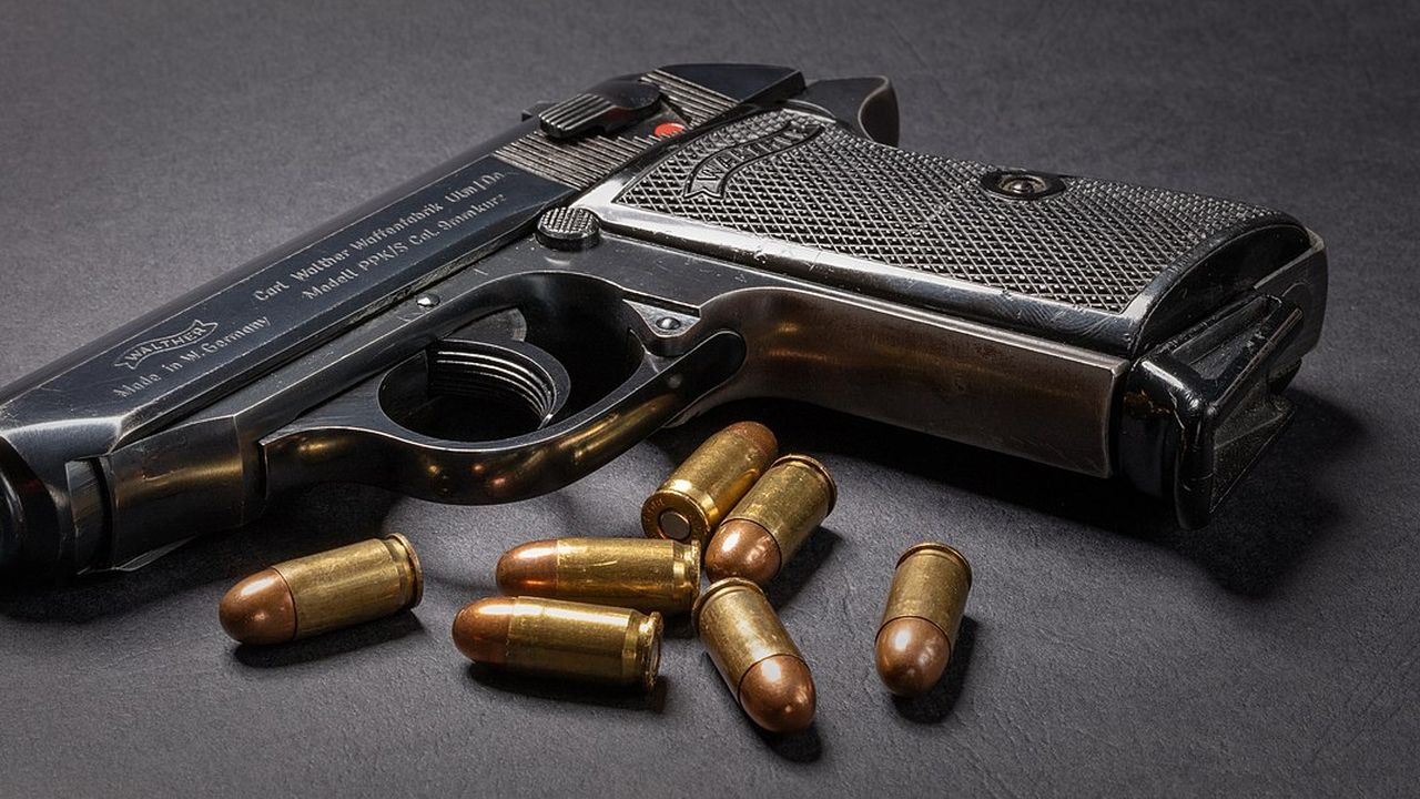1200px-Classic_Walther_PPK.jpg
