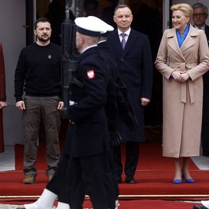 Le président ukrainien et sa femme (à gauche) avec son homologue polonais Andrzej Duda et son épouse, devant l'entrée du palais présidentiel à Varsovie, ce mercredi.