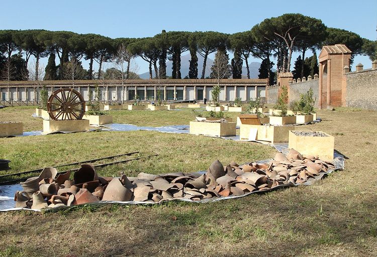 Installation «Third Paradise» de Michelangelo Pistoletto, dans la zone archéologique de Pompéi, en Italie en mars 2017.
