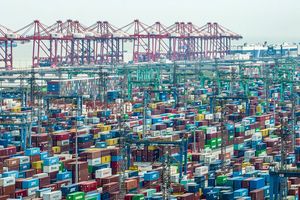 Le port de Shanghai. La levée des restrictions sanitaires en Chine devrait stimuler le commerce international en 2023, souligne l'OMC.