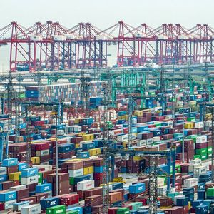 Le port de Shanghai. La levée des restrictions sanitaires en Chine devrait stimuler le commerce international en 2023, souligne l'OMC.