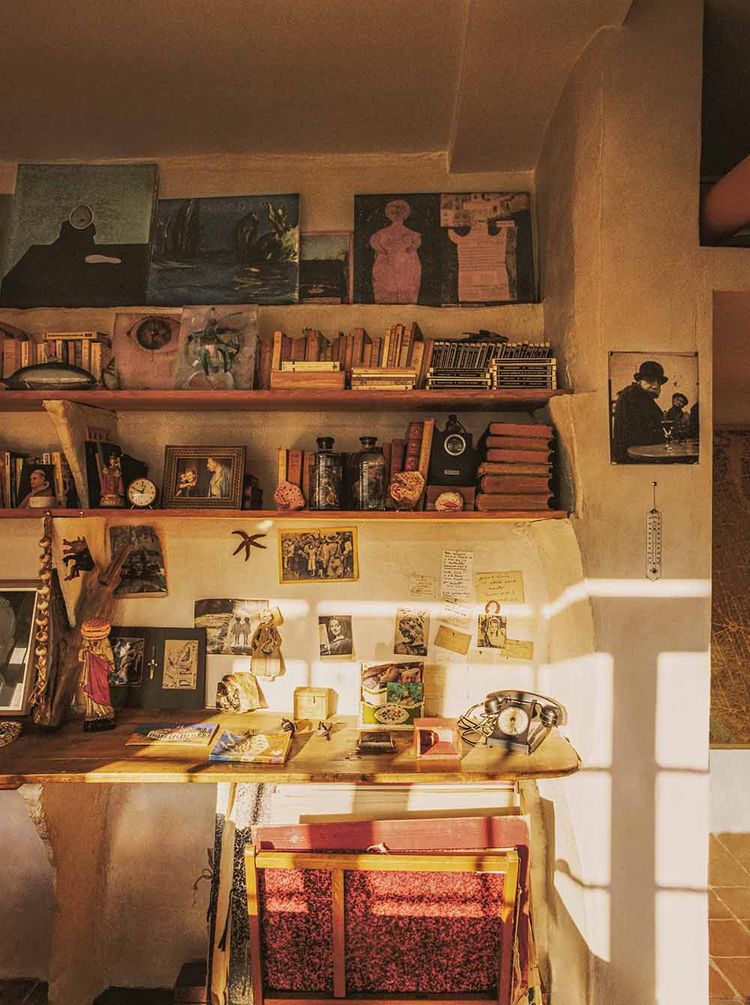 Sur l'étagère du bureau, des oeuvres de Philippe Labarthe et Max Papart surplombent une photographie de Robert Doisneau et côtoient les oeuvres d'art contemporain d'Eugénie Bachelot-Prévert, de Mathilde Denize et de Quentin Derouet.