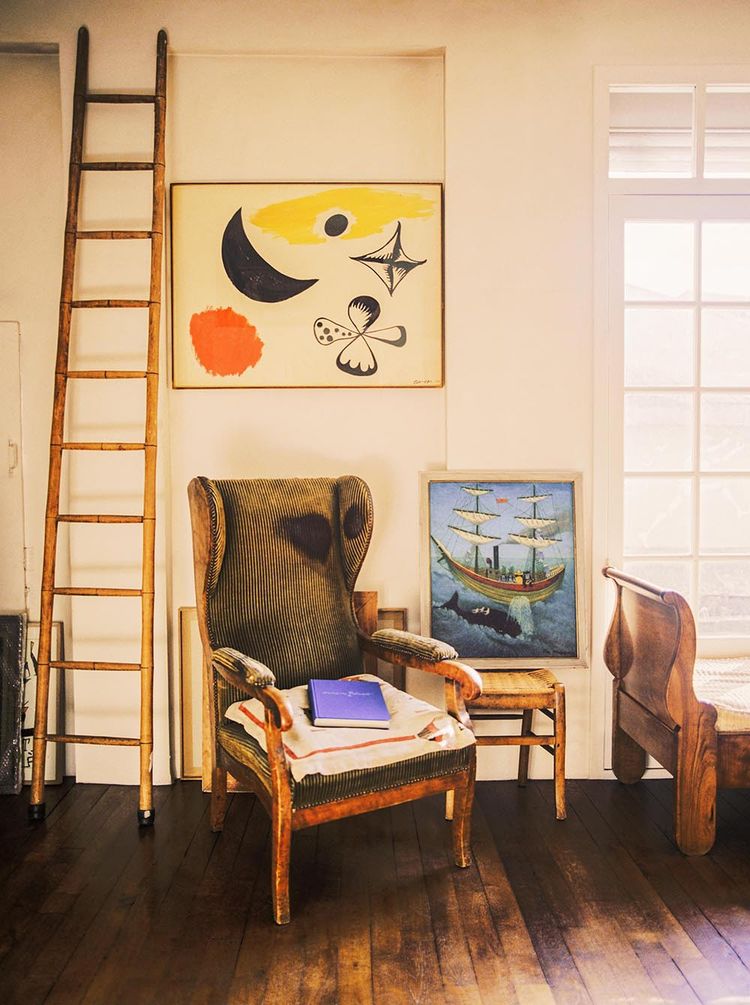 Une gouache d'Alexandre Calder et une huile de l'Argentine Elsa Henriquez veillent sur le fauteuil où le poète faisait ses siestes.