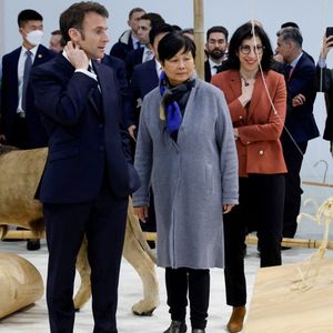 Emmanuel Macron au Red Brick Art Museum avec la ministre française de la Culture, Rima Abdul Malak, et des artistes chinois à Pékin.