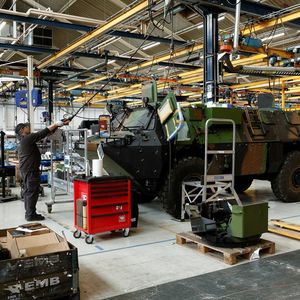 Arquus a consacré une de ses lignes de production au véhicule d'artillerie Caesar, mais la production reste faible et l'usine travaille deux fois moins qu'en 2019.