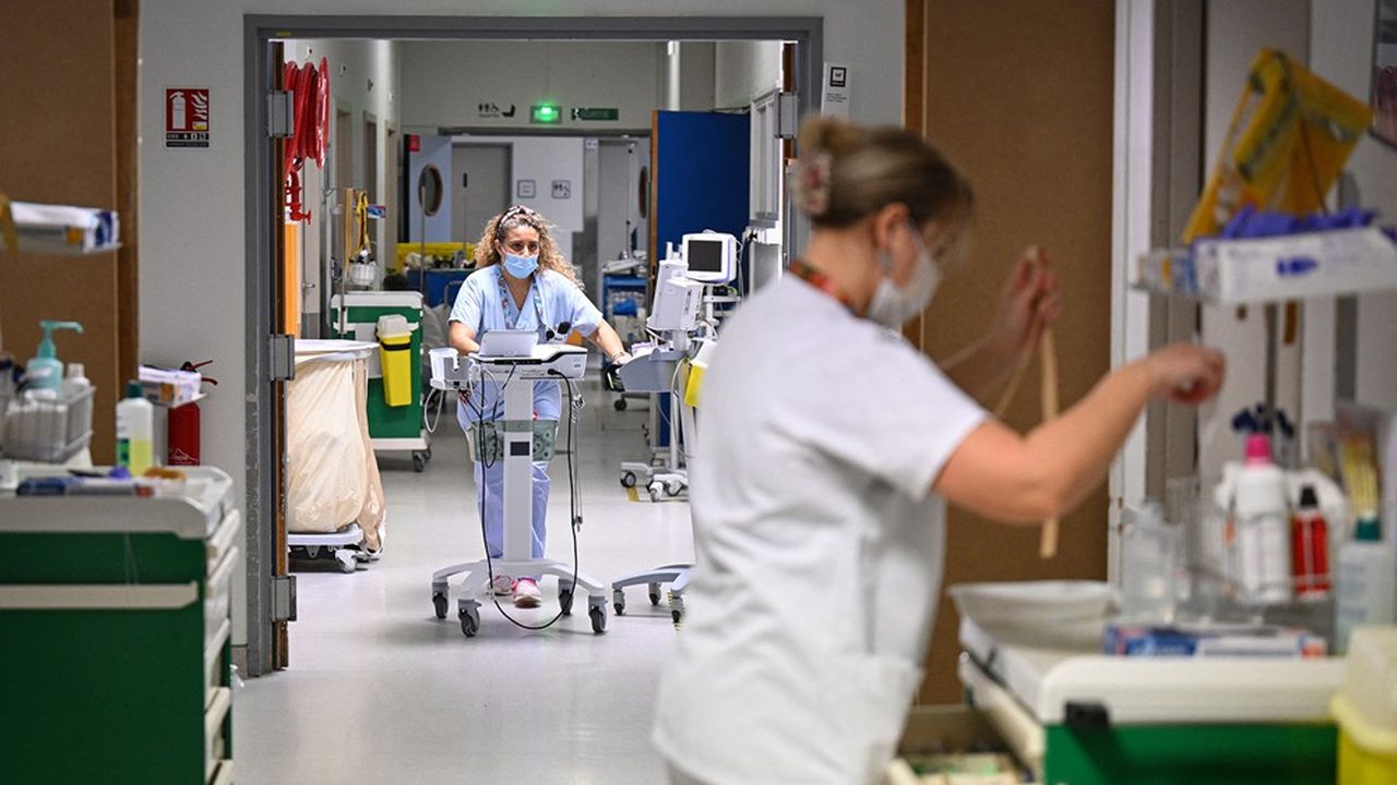 Deux infirmières en activité dans un hôpital à Mulhouse, aux services des urgences, le 16 janvier 2023.