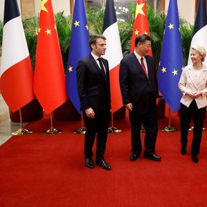Emmanuel Macron avec le président chinois, Xi Jinping, et la présidente de la Commission européenne, Ursula von der Leyen, à Pékin, le 6 avril.