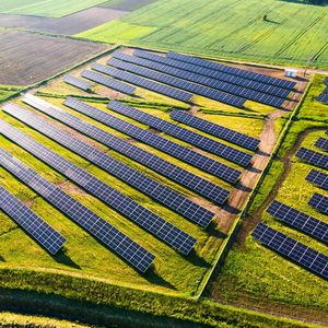 Dans le solaire, la croissance du parc installé en France est du même ordre que celle de l'an passé, avec 2,6 GW de capacités nouvelles raccordées en 2022, contre 2,7 GW en 2021.