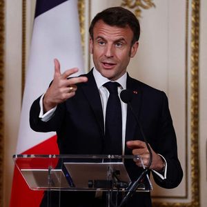 Emmanuel Macron a confirmé depuis les Pays-Bas vouloir « échanger » avec les partenaires sociaux après les décisions vendredi du Conseil constitutionnel sur les retraites.
