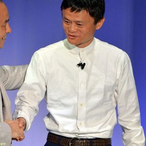 Masayoshi Son, le PDG-fondateur de SoftBank (à gauche) avait rencontré pour la première fois Jack Ma (à droite) en 2.000 près de Shanghai.
