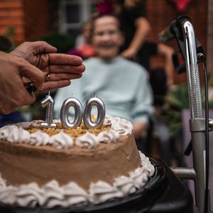 L'accroissement du nombre de personnes âgées, voire très âgées, impose d'accélérer le développement de dispositifs leur permettant une fin de vie paisible.
