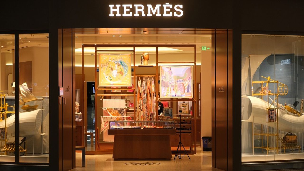le titre Hermès a gagné 3 % sur les marchés, validant le cap franchi par le fabricant du sac Kelly : pour la première fois, il vaut plus de 200 milliards d'euros en Bourse.