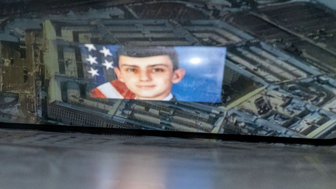Ce montage créée le 13 avril 2023 montre le suspect, Jack Teixeira, avec en arrière plan le Pentagone à Washington DC.