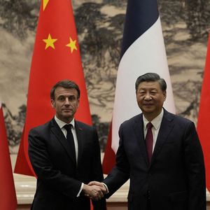 Le président Emmanuel Macron et le président chinois Xi Jinping, le 6 avril à Pékin.