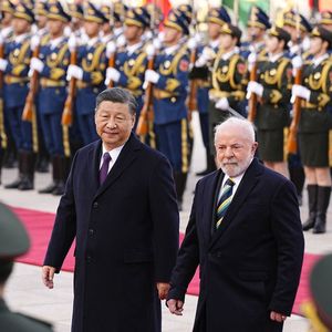 Xi Jinping accueillant Lula à Pékin, vendredi.