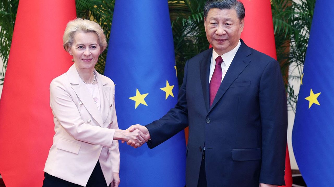 Le président chinois Xi Jinping rencontre la présidente de la Commission européenne Ursula von der Leyen à Pékin, le 6 avril 2023.
