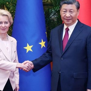 Le président chinois Xi Jinping rencontre la présidente de la Commission européenne Ursula von der Leyen à Pékin, le 6 avril 2023.