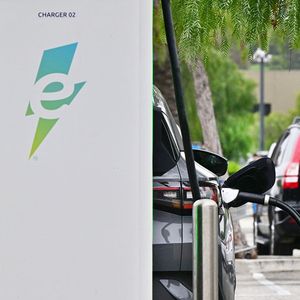 Depuis mardi, plus aucun véhicule électrique de marque non-américaine n'est éligible au crédit à la consommation offert aux acheteurs de voitures électriques aux Etats-Unis.