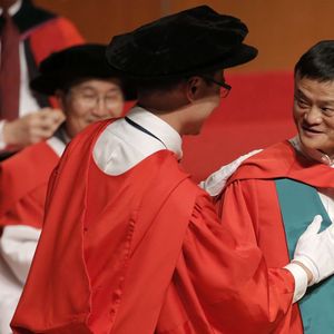 Depuis 2018, Jack Ma (à droite) était déjà docteur honoraire en sciences sociales de l'Université de Hong Kong.