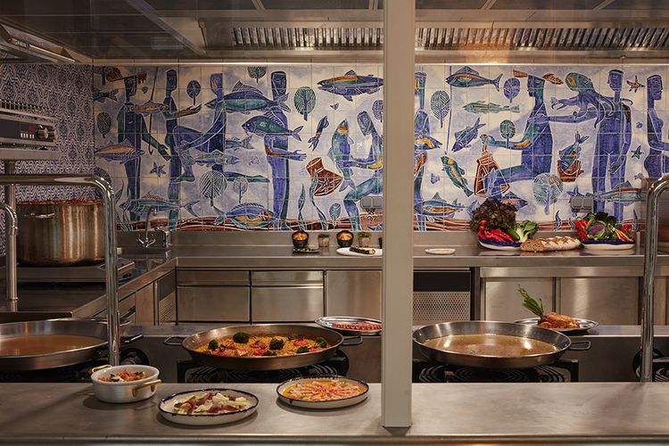 La cuisine ouverte habillée d'une fresque en mosaïques.