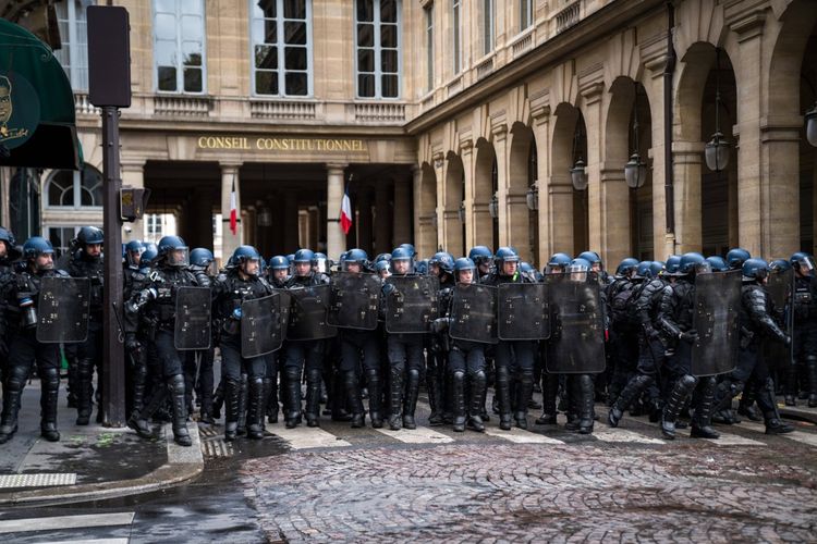 A sign of great tension, the Constitutional Council was under guard on April 14.  Any demonstration near its headquarters, located in a discreet wing of the Royal Palace, was prohibited.