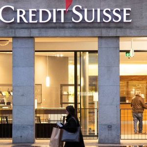De leur côté, les actionnaires de Credit Suisse devraient recevoir pour plus de 3 milliards d'euros d'actions UBS.