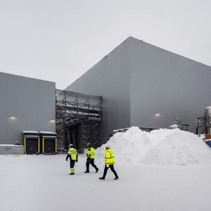L'usine de batteries Northvolt, qui a commencé à produire fin 2021, participe à la petite révolution en cours dans le grand nord de la Suède, basée sur l'industrie verte.