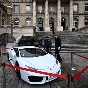 Une Lamborghini confisquée dans le cadre d'une affaire de trafic de stupéfiants était présentée au Palais de Justice ce mardi.