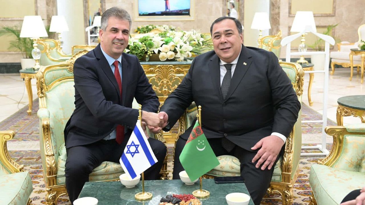 Le ministre des Affaires étrangères Eli Cohen avec le vice-ministre turkmène des Affaires étrangères Berdyniyaz Myatiev à Achgabat le 19 avril 2023.
