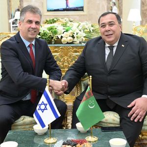 Le ministre des Affaires étrangères Eli Cohen avec le vice-ministre turkmène des Affaires étrangères Berdyniyaz Myatiev à Achgabat le 19 avril 2023.