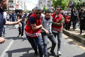 Des officiers de sécurité arrêtent des manifestants qui protestent à Diyarbakir, une ville à majorité kurde, contre la vague d'arrestation de 110 personnes le 25 avril 2023.