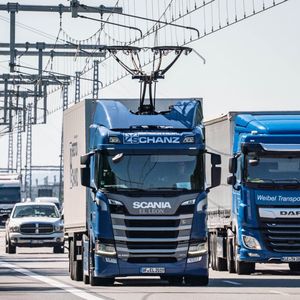 En 2020, une expérimentation de camions alimentés par caténaires a été menée en Allemagne sur l'autoroute A5, dans le sud de la Hesse.