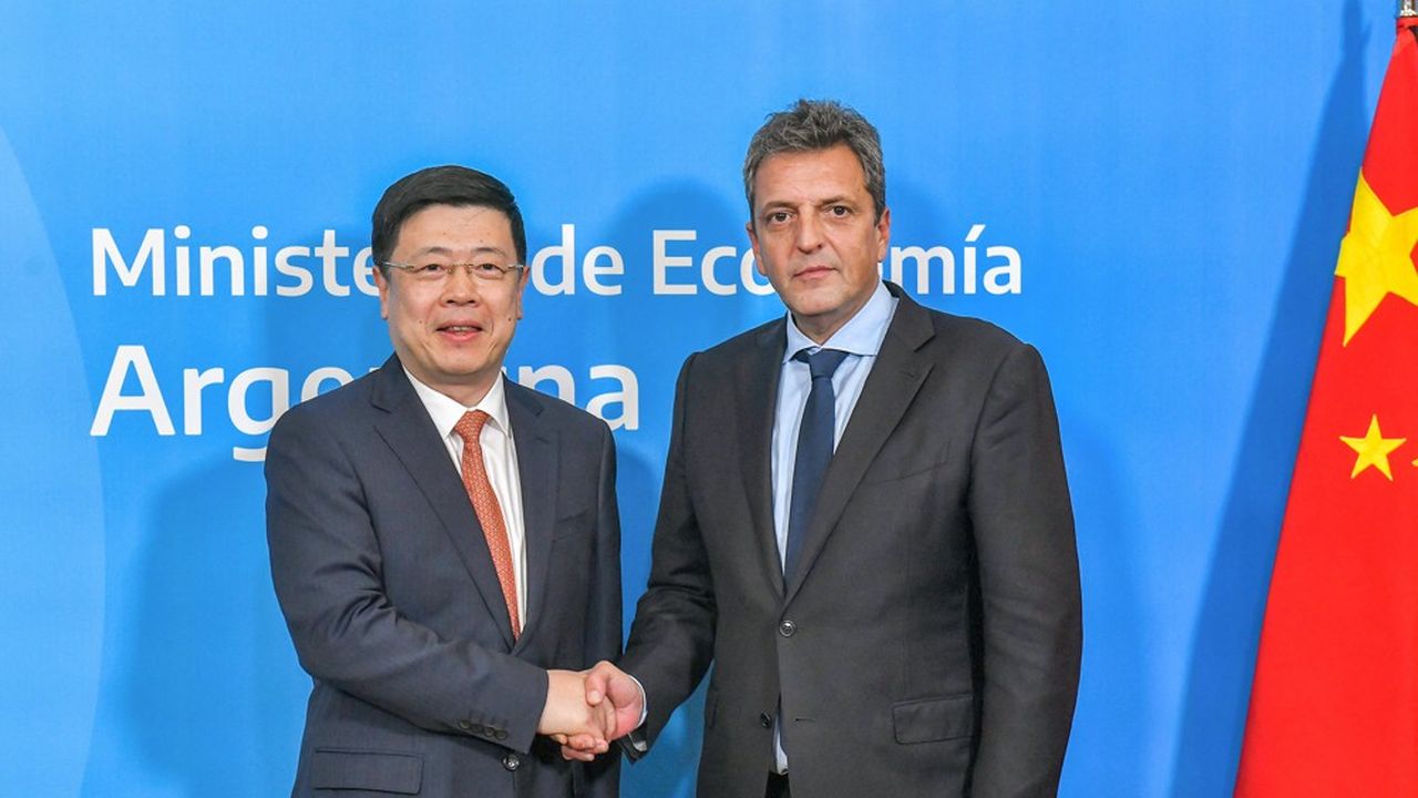 Le ministre argentin de l'Economie, Sergio Massa, et l'ambassadeur de Chine en Argentine, Zou Xiaoli, mercredi à Buenos Aires.