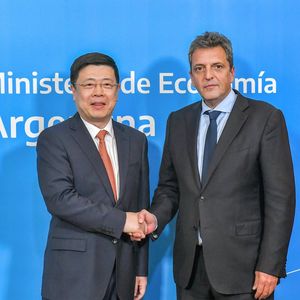 Le ministre argentin de l'Economie, Sergio Massa, et l'ambassadeur de Chine en Argentine, Zou Xiaoli, mercredi à Buenos Aires.