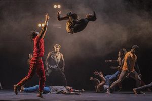 Les acrobates et danseurs de la troupe Circus Baboab dans « Yé, L'eau ».