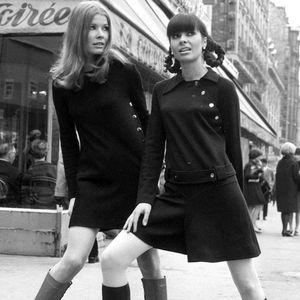 En 1967, Mary Quant réduit de moitiée la longueur de la jupe traditionnelle et lance la 'mini-jupe' qui révolutionne le monde de la mode et du prêt à porter. Ici à Paris.