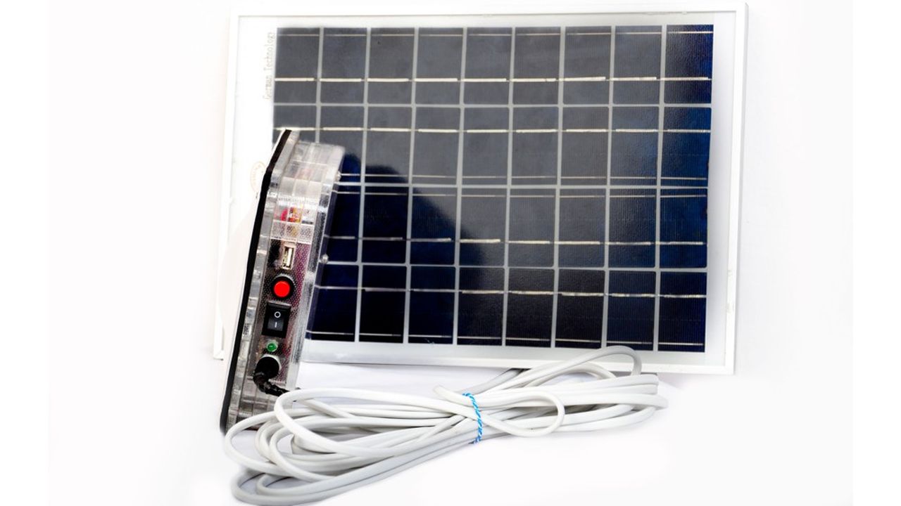 Une lampe solaire produite à partir de déchets électriques