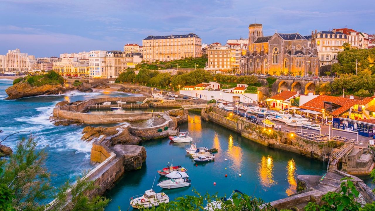 La prolifération de locations touristiques de courte durée est un vrai sujet pour les communes du littoral, comme ici Biarritz.